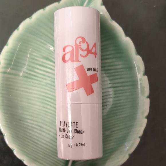 Multi-Use Cheek & Lip Color - Picture 1 of 3